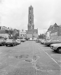 881575 Gezicht op de parkeerplaats aan de Korte Nieuwstraat te Utrecht, met op de achtergrond de achterzijden van de ...
